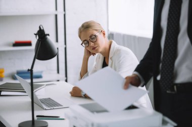 İşyeri ve meslektaşım yakınındaki yazıcı tarafından kullanma office dalgın işkadını seçici odak