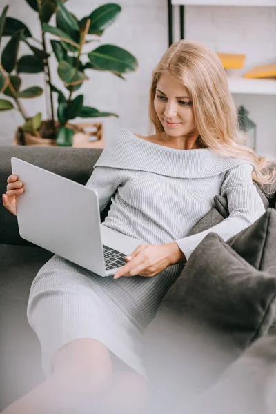 Portrait Pregnant Woman Laptop Sitting Sofa Home — Free Stock Photo