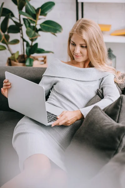 Potret Wanita Hamil Dengan Laptop Duduk Sofa Rumah — Foto Stok Gratis