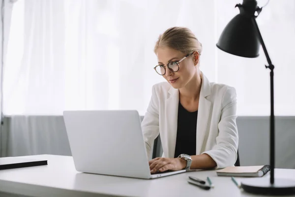 Portret Van Zakenvrouw Bezig Met Laptop Werkplek Kantoor — Stockfoto