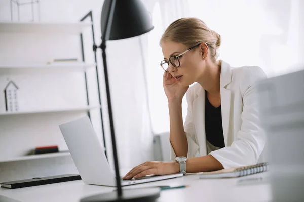 Zijaanzicht Van Zakenvrouw Bezig Met Laptop Werkplek Kantoor — Stockfoto