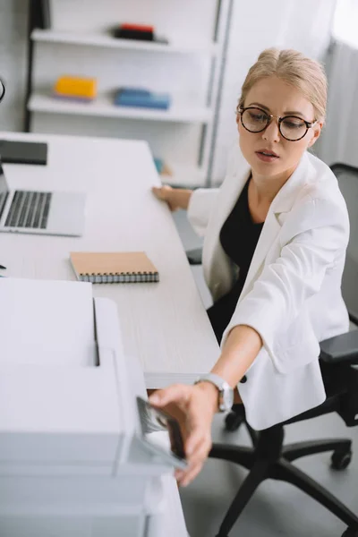 Joven Mujer Negocios Utilizando Impresora Mientras Está Sentado Lugar Trabajo — Foto de Stock