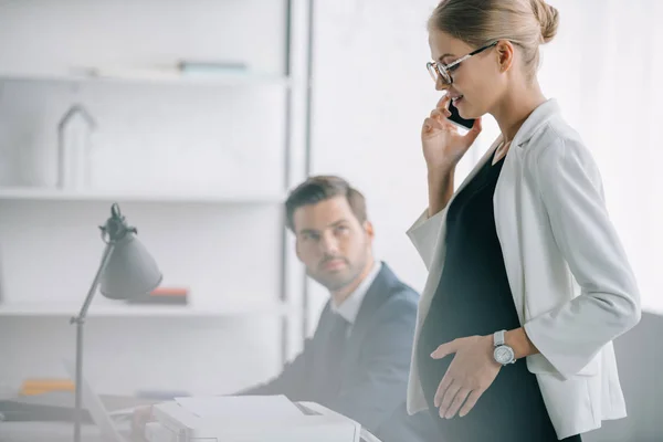 Smiling Pregnant Businesswoman Talking Smartphone While Standing Colleague Workplace Office — Stock Photo, Image