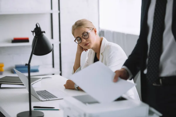 Enfoque Selectivo Mujer Negocios Pensativo Lugar Trabajo Colega Utilizando Impresora — Foto de Stock