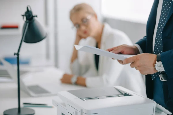 Selektiver Fokus Des Geschäftsmannes Mit Papieren Drucker Und Geschäftsfrau Arbeitsplatz — Stockfoto