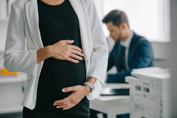 Visión Parcial Mujer Negocios Embarazada Colega Lugar Trabajo Oficina — Foto de Stock