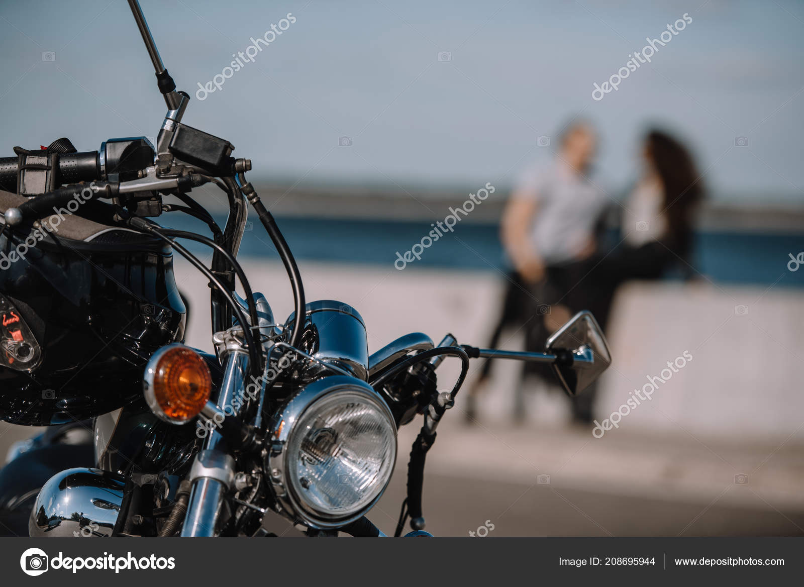 Enfoque Selectivo Motos Clásicas Vintage Con Pareja Fondo — Foto de stock  #208695944 © ArturVerkhovetskiy, image size:1600x1168