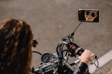 güzel kadın motosiklet ayna yansıması 