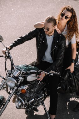 Klasik Kruvazör motosiklet asfalt yol üzerinde oturan iki motorcu