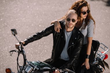 Klasik Motosiklet asfalt yol üzerinde oturan genç çift