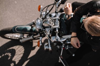 vintage klasik motosiklet üzerinde oturan motorcu havai görünümü