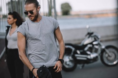 seyahat için klasik motosiklet ile genç çift