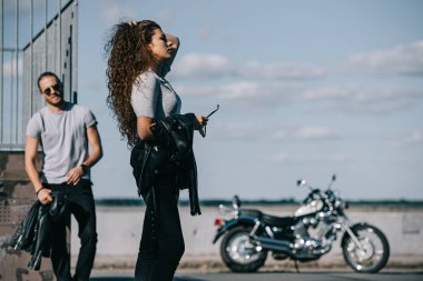 Genç vintage Kruvazör motosiklet City motorcularla