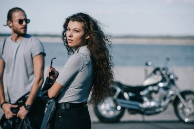 şehirde vintage motosiklet motorcularla genç çift
