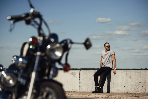 Selectieve Aandacht Van Jonge Biker Met Klassieke Motorfiets Voorgrond — Stockfoto