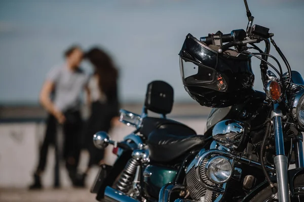 Foco Seletivo Motocicleta Clássica Com Motociclistas Segundo Plano — Fotografia de Stock