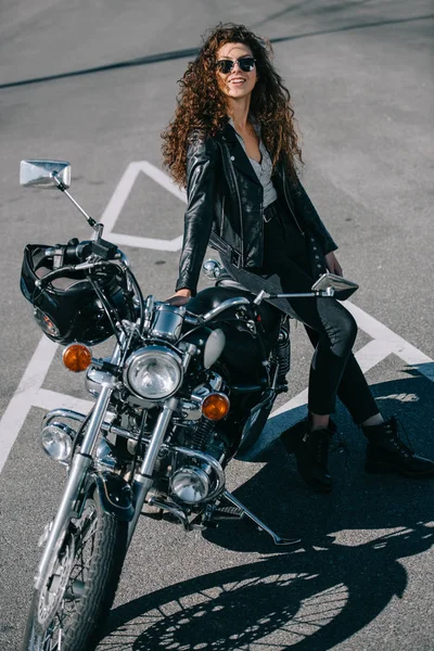 Motociclista Feminina Feliz Sentado Motocicleta Clássica Estacionamento Urbano — Fotografia de Stock