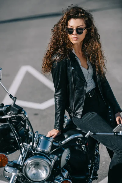 Piękna Kobieta Okulary Siedząc Vintage Motocykl Parking — Zdjęcie stockowe