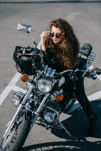 Bela Motociclista Feminino Sentado Moto Estacionamento — Fotografia de Stock