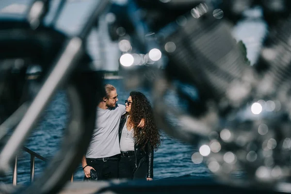 Couple Bikers Hugging Going Motorbike Foreground Selective Focus — Free Stock Photo