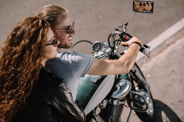 Glückliches Biker Paar Auf Klassischem Motorrad — Stockfoto