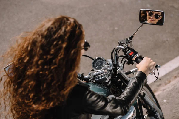 Kaunis Kihara Tyttö Istuu Moottoripyörä Pysäköinti — ilmainen valokuva kuvapankista