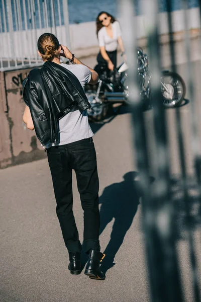 骑摩托车去女朋友的选择焦点经典斩波摩托 — 免费的图库照片