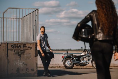 kask tutarak ve erkek vintage motosiklet ile olacak kız 