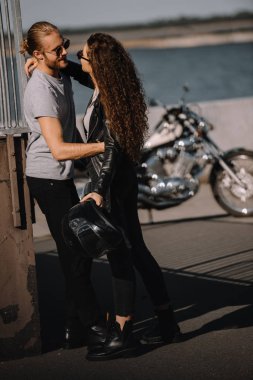 motosiklet üzerinde arka plan ile şehirde sarılma bisikletçileri mutlu çift