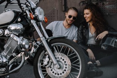 chopper motosiklet ile asfalt üzerinde oturan bisikletçileri birkaç