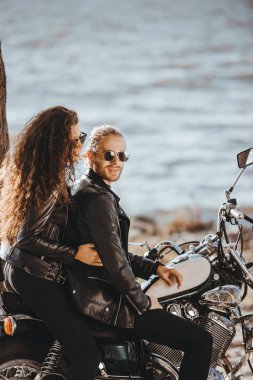 bisikletçileri motosiklet sahil üzerinde oturan siyah deri ceket içinde birkaç