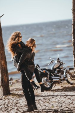 Sahil helikopter motosiklet ile eğleniyor çift