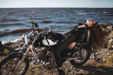 Klasik Kruvazör motosiklet üzerinde dinlenme güzel kıvırcık kız
