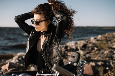 motosiklet üzerinde oturan güneş gözlüğü kıvırcık kız güzel