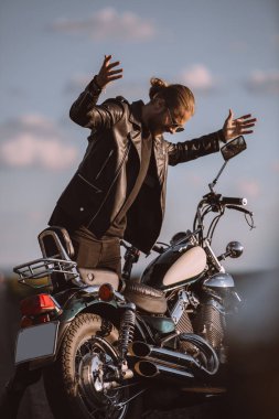 yolda kırık motosiklet ile kızgın yakışıklı adam