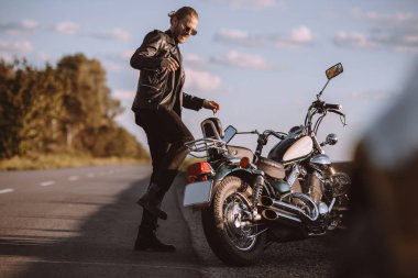 kırık motosiklet yolda tekme sinirli erkek motorcu