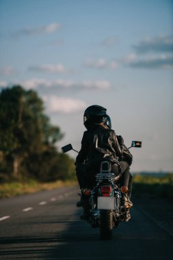 arkadan görünüşü bisikletçileri ülke yolda motosiklet Binme kask içinde