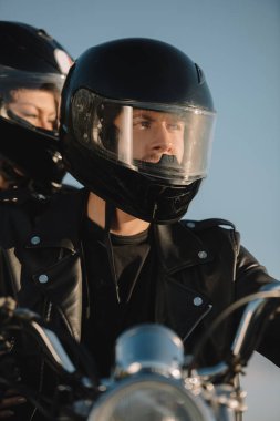 moto kaskları motosiklet üzerinde oturan iki motorcu