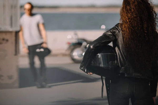 古典的なオートバイと彼氏にしてヘルメットを保持している女性 — ストック写真