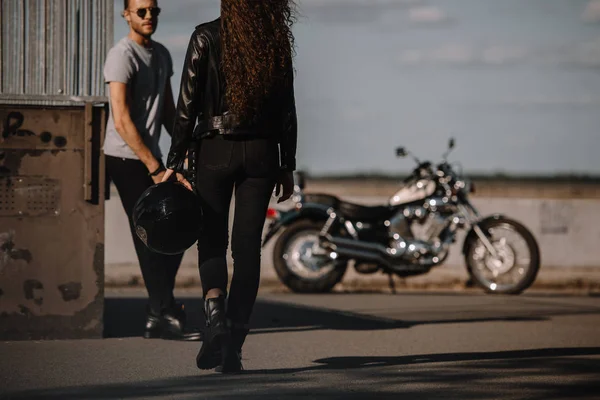Menina Segurando Capacete Indo Para Namorado Com Motocicleta Clássica — Fotografia de Stock