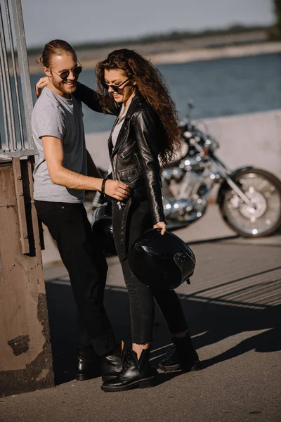 Junges Biker Paar Umarmt Sich Der Stadt Mit Motorrad Hintergrund — kostenloses Stockfoto