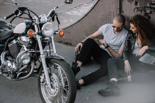 Novia Novio Sentado Asfalto Con Motocicleta Helicóptero Clásico — Foto de Stock