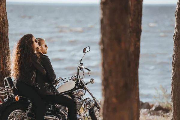 Casal Motociclistas Jaquetas Couro Preto Sentado Motocicleta Olhando Para Mar — Fotografia de Stock