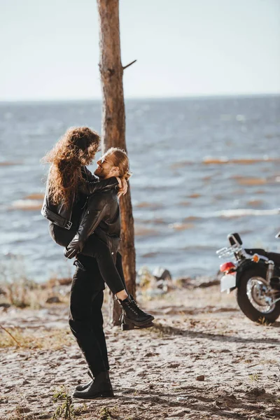 Glad Pojkvän Håller Hans Leende Flickvän Armar Havsstranden — Gratis stockfoto