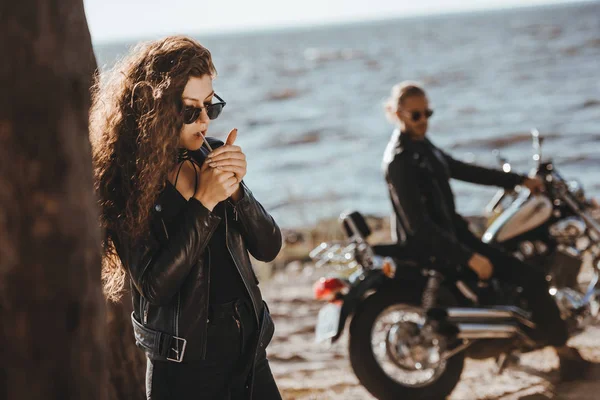 Selective Focus Girl Smoking While Her Boyfriend Sitting Motorcycle Seashore — Stock Photo, Image