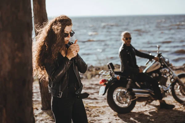 Вибірковий Фокус Дівчини Палити Сигарету Хлопець Сидить Мотоциклі Березі Моря — стокове фото