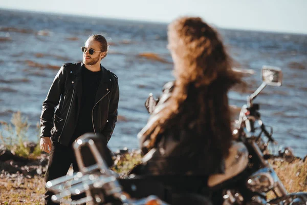 Foco Seletivo Namorada Sentada Motocicleta Vintage Olhando Para Namorado Jaqueta — Fotografia de Stock