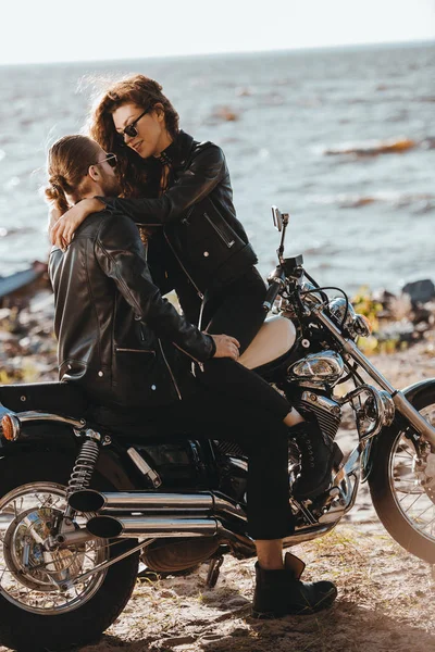 Casal Motociclistas Abraçando Motocicleta Clássica Praia — Fotografia de Stock