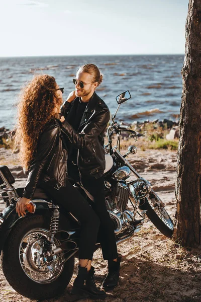 Couple Bikers Embracing Classic Motorcycle Seashore — Stock Photo, Image