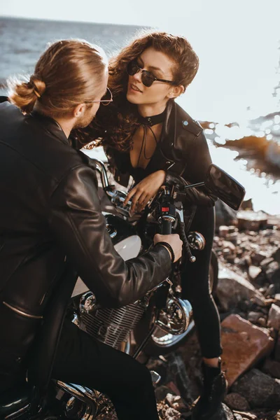 Vriendin Flirten Met Haar Vriendje Terwijl Hij Zittend Klassieke Motorfiets — Stockfoto